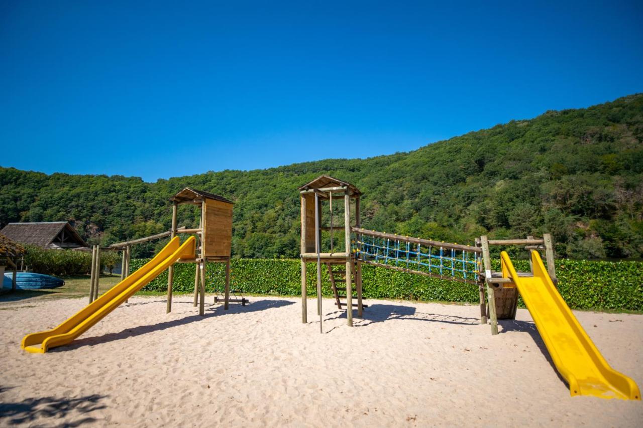Camping Le Chateau Du Gibanel Saint-Martial-Entraygues Екстер'єр фото