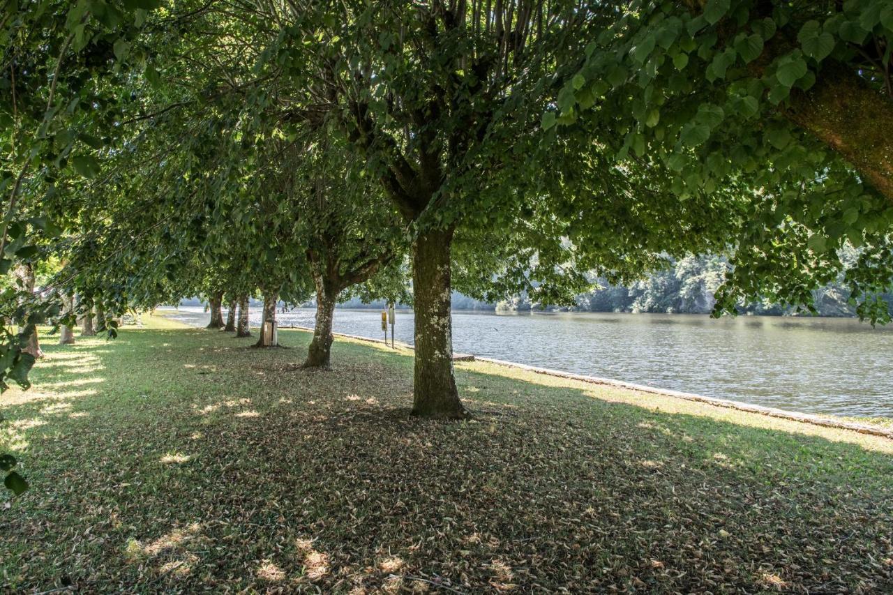 Camping Le Chateau Du Gibanel Saint-Martial-Entraygues Екстер'єр фото